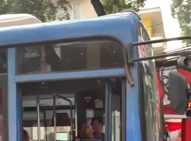 Tài xế xe buýt bóp còi, ép xe, phun nước bọt thách thức người đi đường ở TPHCM.