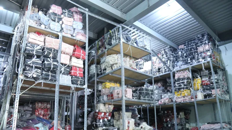  Hơn 6.000 chiếc túi xách nhãn hiệu nổi tiếng không rõ nguồn gốc