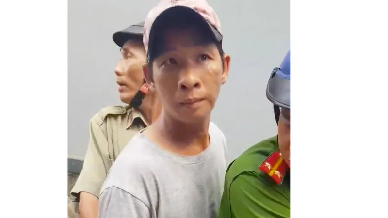 Việt lúc bị đưa về trụ sở