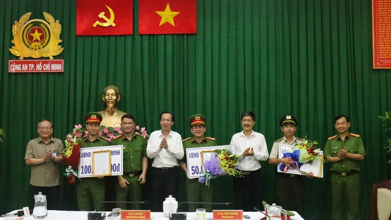 Phó Chủ tịch Thường trực UBND TPHCM Lê Thanh Liêm khen thưởng đơn vị phá án
