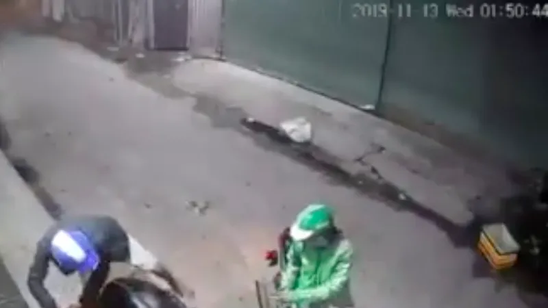 Hai thanh niên dùng dao, bình xịt hơi cay tấn công người dân cướp tài sản táo tợn.