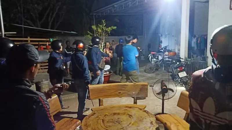 Lực lượng công an vây quanh nhà của Hải khi các đối tượng cố thủ bên trong.