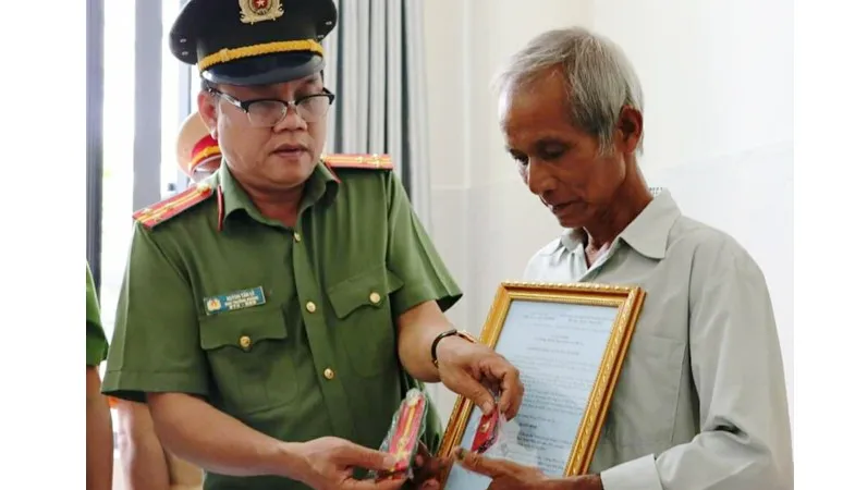 Thượng tá Huỳnh Tấn Lê trao quyết định thăng cấp bậc hàm trước niên hạn cho gia đình Thượng úy Nguyễn Phạm Thành Nhân 
