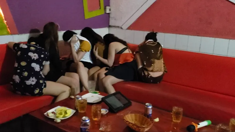 Kiểm tra quán karaoke phát hiện nữ nhân viên khoả thân phục vụ khách