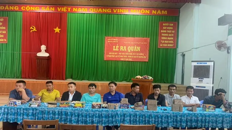 Công an lập biên bản xử lý hàng trăm người đốt pháo trong đêm giao thừa. 