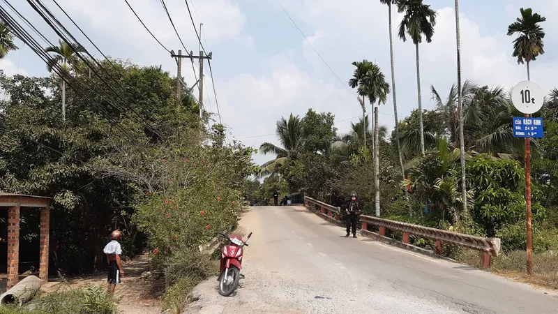 Công an chốt chặn ở nhiều vị trí. Ảnh: CHÍ THẠCH 
