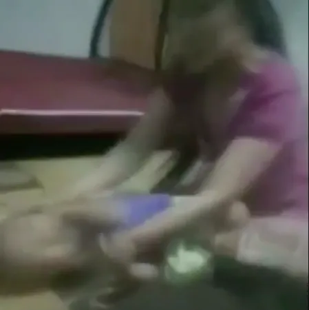 Phẫn nộ cảnh người phụ nữ cột cổ cháu bé kéo, đánh đập tàn nhẫn ở tỉnh Bình Dương. Ảnh cắt từ clip.