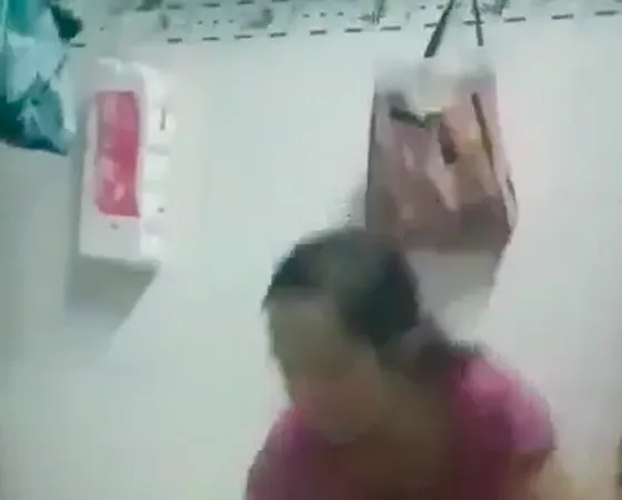 Nguyễn Thị Thanh Thúy đánh đập con mình một cách tàn nhẫn. Ảnh cắt từ clip