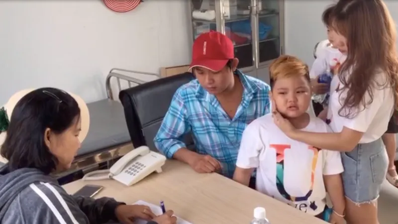 Bàn giao trẻ bị lạc về cho gia đình. Ảnh: VŨ PHONG 