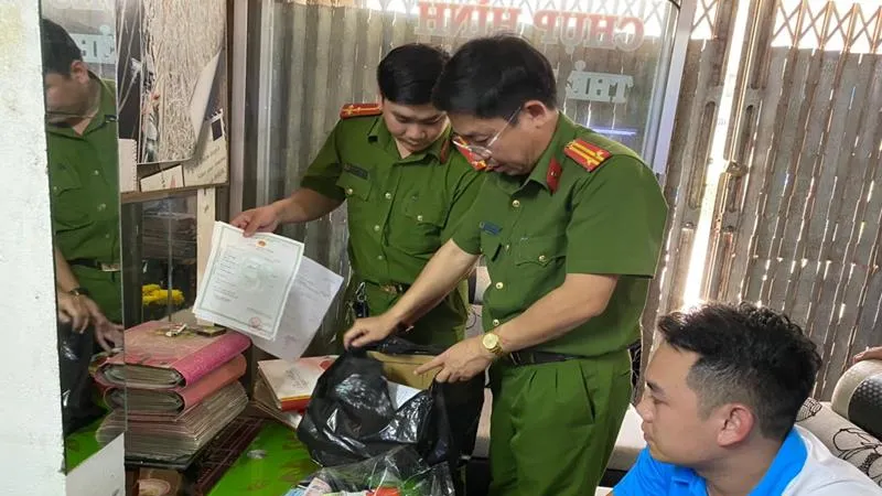 Công an lúc kiểm tra tiệm áo cưới. Ảnh: CA