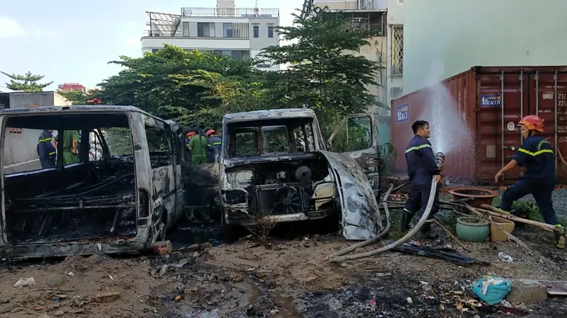 Lực lượng chữa cháy ở hiện trường. Ảnh: C.T