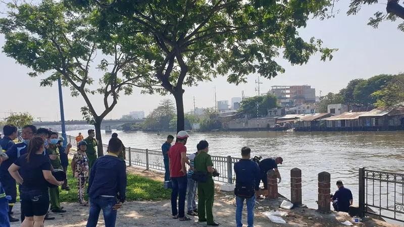 Lực lượng chức năng đưa hai thi thể lên bờ phục vụ việc điều tra 