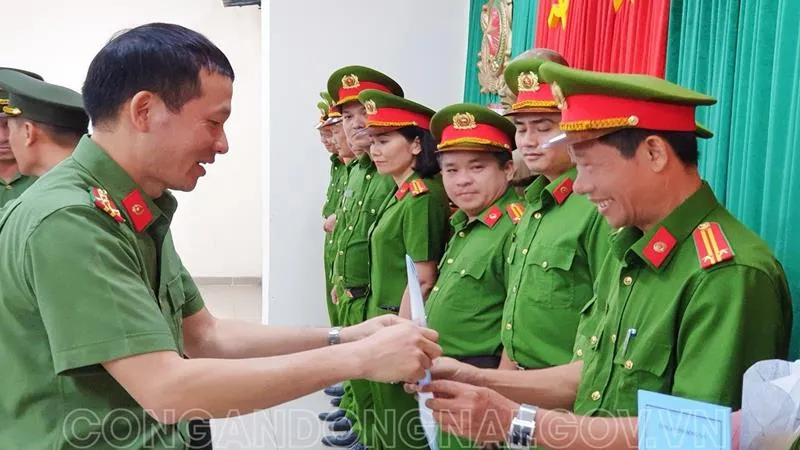 Đại tá Vũ Hồng Văn, Giám đốc Công an tỉnh Đồng Nai trao quyết định điều động bố trí cán bộ theo tổ chức bộ máy mới. Ảnh: Công an Đồng Nai