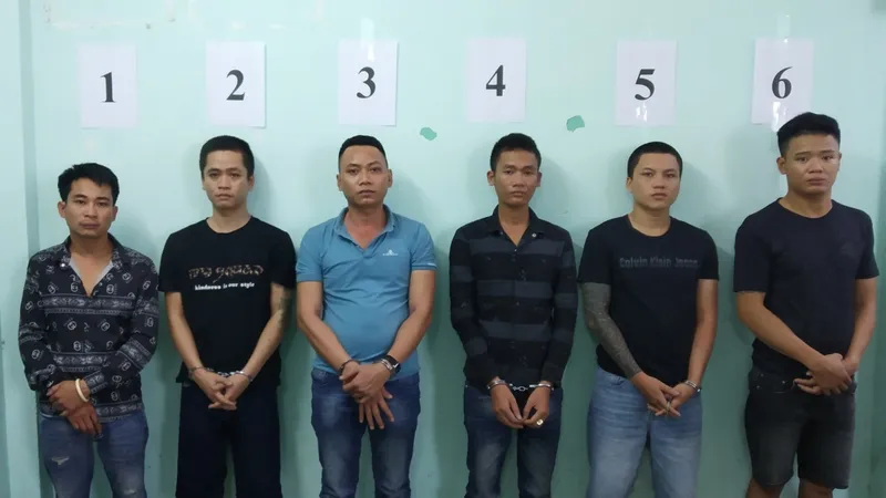 Băng giang hồ đòi nợ chém đứt gần lìa tay người quen của con nợ tại cơ quan công an