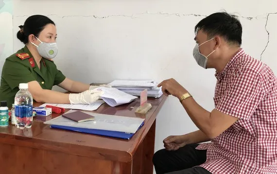 Một người dân được giải quyết đăng ký tạm trú tại Công an phường Thảo Điền vào chiều 20-3. Ảnh: KIỀU PHONG