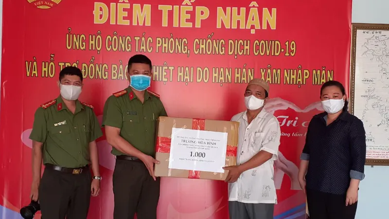 Thừa ủy quyền của Phó Thủ tướng Thường trực Trương Hòa Bình, đại diện Báo CAND tại TPHCM phối hợp cùng UB MTTQ Việt Nam quận 8 chuyển phần quà là 1.000 khẩu trang kháng khuẩn cao cấp tặng đồng bào Chăm quận 8, nhằm giúp bà con