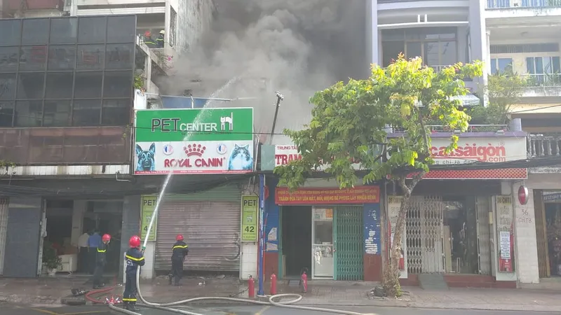 Ngọn lửa kèm khói đen bốc cao hàng chục mét
