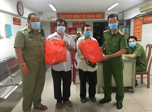 Người dân giao nộp súng đạn cùng nhiều hung khí được tặng gạo và nhu yếu phẩm