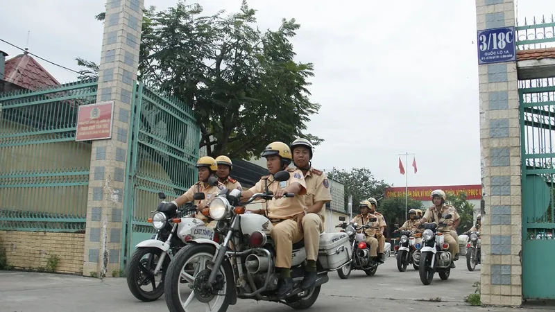 Lực lượng CSGT ra quân tổng kiểm soát phương tiện giao thông cơ giới đường bộ. Ảnh: PC08
