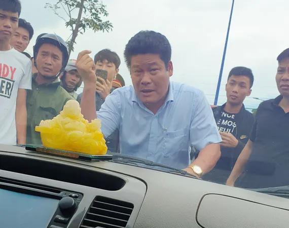 Hình ảnh Nguyễn Tấn Lương và nhóm giang hồ vây xe công an gây xôn xao dư luận ở tỉnh Đồng Nai, vào tháng 6-2019. 