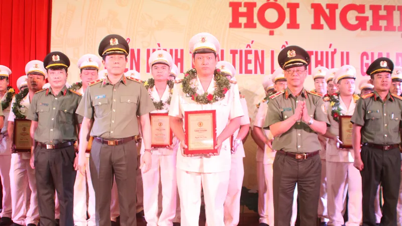Thứ trưởng Lương Tam Quang chụp ảnh lưu niệm cùng với tập thể, cá nhân điển hình trong phong trào thi đua “Vì an ninh Tổ quốc” 