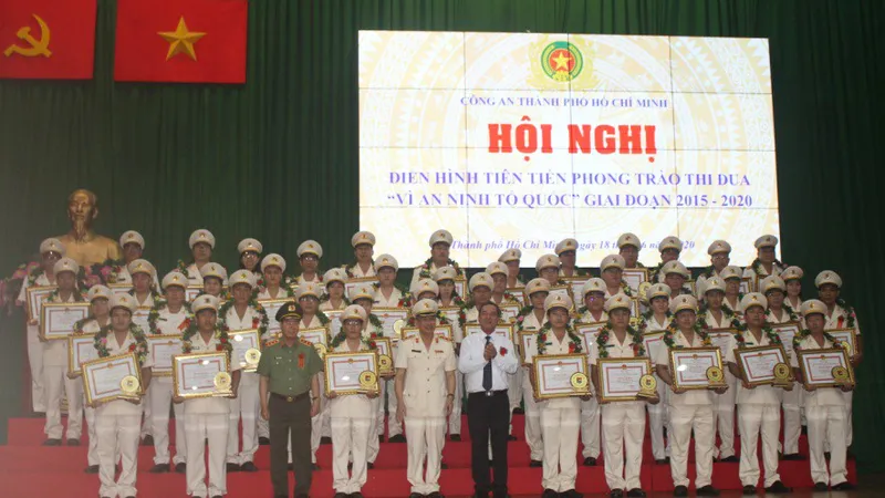 Trao Giấy khen cho các tập thể, cá nhân điển hình tiên tiến
