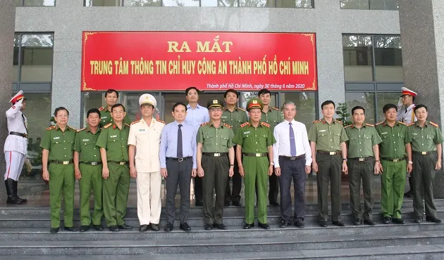 Các đồng chí lãnh đạo, đại biểu chụp hình lưu niệm tại buổi lễ ra mắt Trung tâm thông tin chỉ huy Công an TPHCM