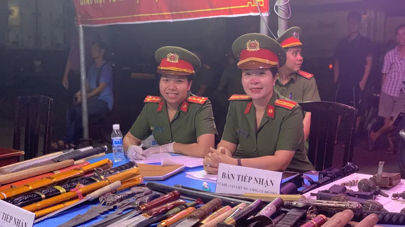 UBND phường Tam Bình phối hợp với Công an quận Thủ Đức, TPHCM tổ chức buổi tuyên truyền, vận động người dân giao nộp vũ khí, vật liệu nổ, công cụ hỗ trợ tại chợ đầu mối nông sản thực phẩm Thủ Đức, phường Tam Bình, quận Thủ Đức. Ảnh: CHÍ THẠCH 