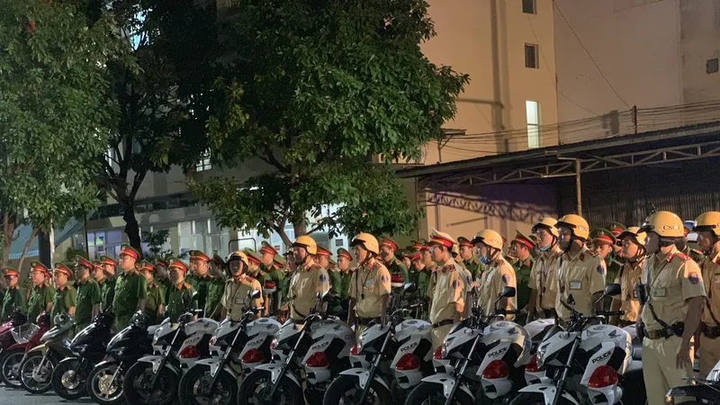 Công an quận Tân Bình tổ chức lễ ra quân tấn công trấn áp tội phạm. Ảnh: CHÍ THẠCH 