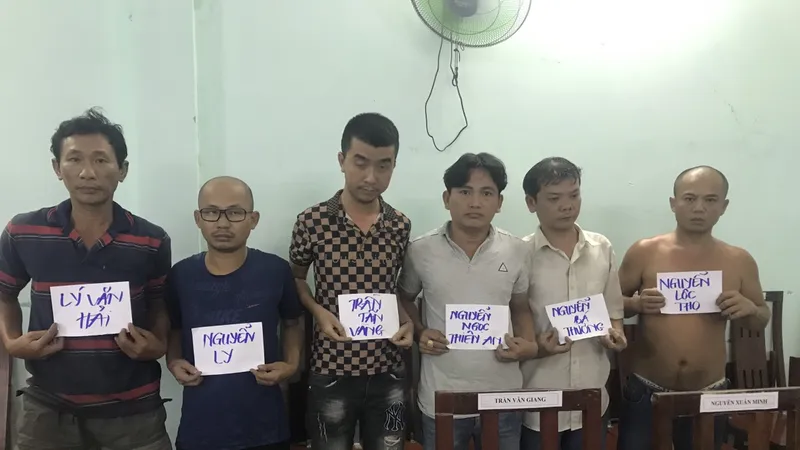 Nhóm đối tượng bị tạm giữ. Ảnh: CHÍ THẠCH 