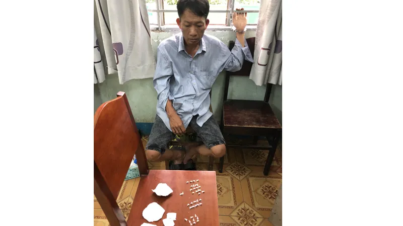 Nguyễn Văn Bình tại cơ quan công an. Ảnh: CHÍ THẠCH 