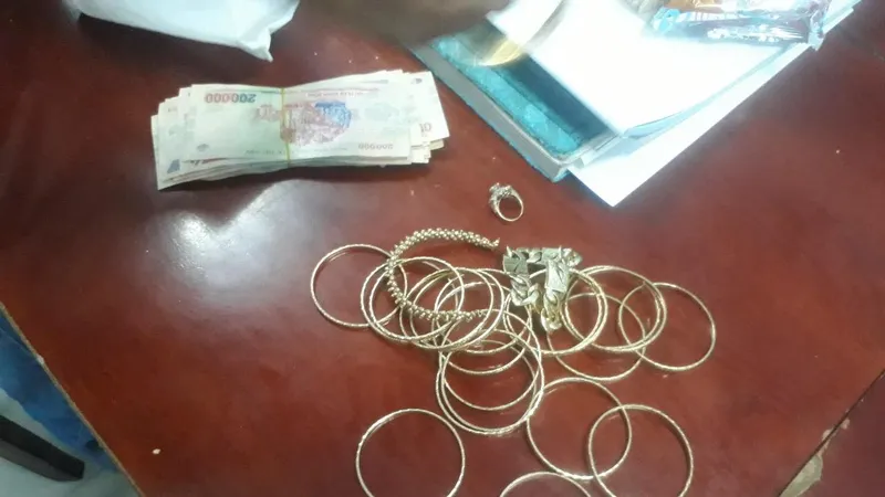Số tiền và vàng được 2 vợ chồng thu gom rác nhặt được