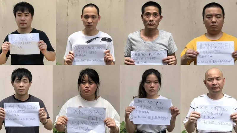 Nhóm nhóm nam nữ người Trung Quốc nghi nhập cảnh trái phép ở Công viên Gia Định. Ảnh: CHÍ THẠCH 