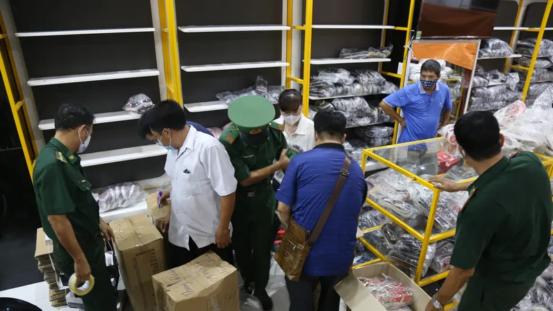 Lực lượng chức năng tại hiện trường. Ảnh: VŨ PHONG 