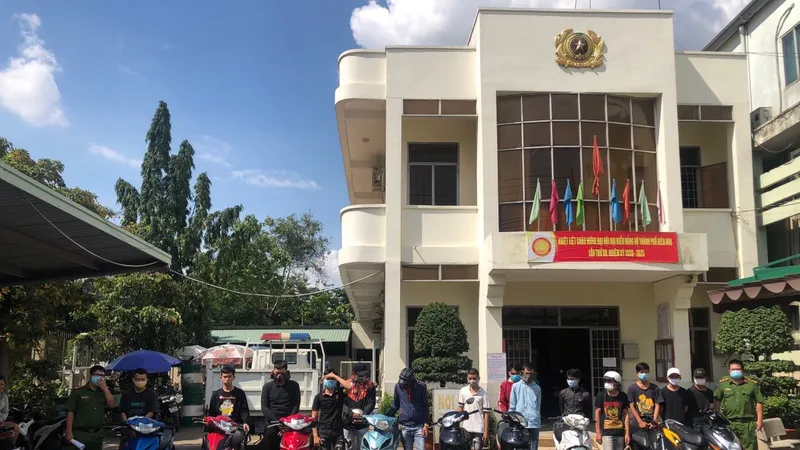 Nhóm "quái xế" tại cơ qiuan công an