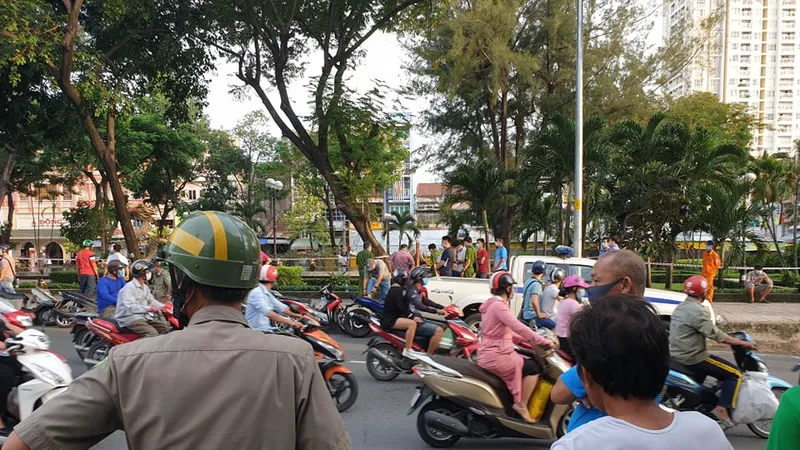 Công an phong toả khám nghiệm hiện trường. Ảnh: CHÍ THẠCH