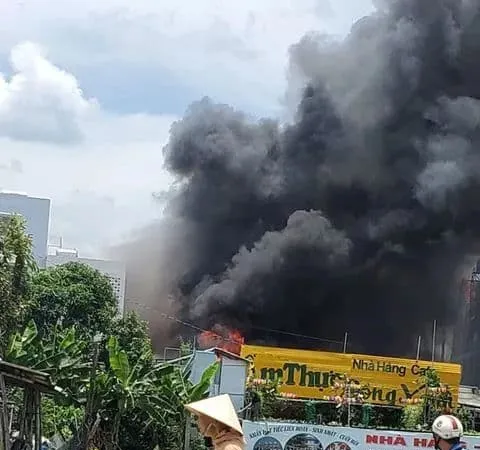 Ngọn lửa bùng cháy dữ dội 