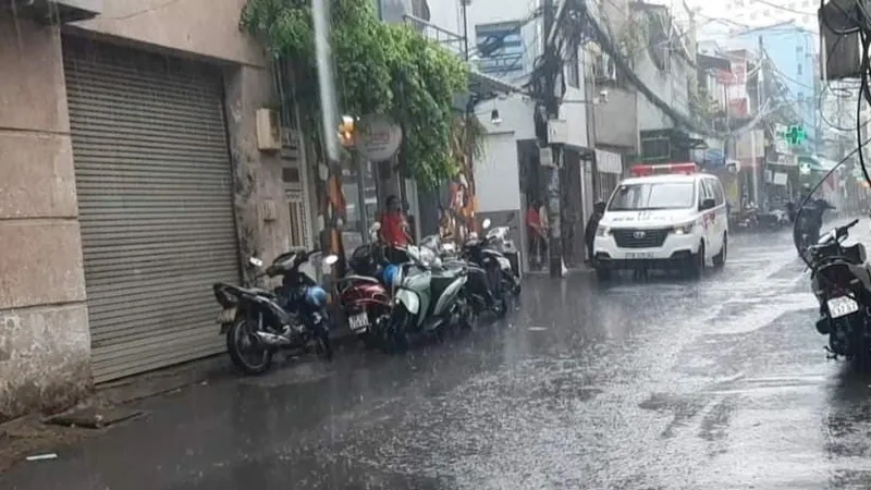 Lực lượng chức năng phong toả con hẻm đi vào hiện trường 