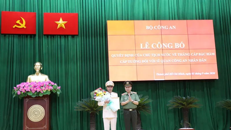 Thăng hàm Thiếu tướng đối với đồng chí Cao Đăng Hưng. Ảnh: C.T