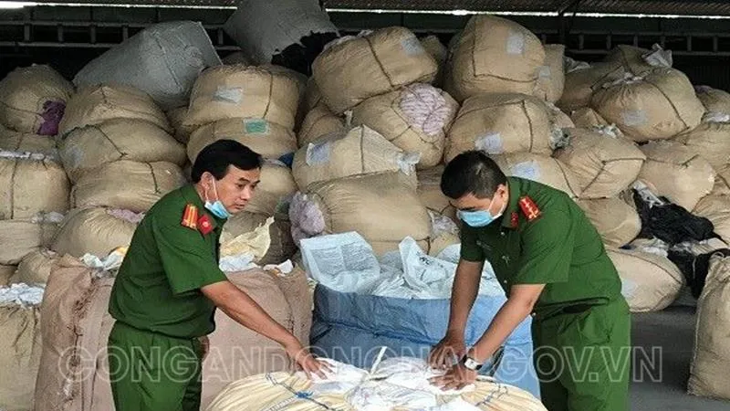 Cơ quan chức năng phát hiện gần 200 tấn chất thải rắn công nghiệp ở trong kho Công ty TNHH Sản xuất dịch vụ Trung Nam. Ảnh: CAĐN