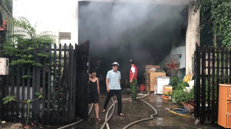 Ngọn lửa kèm khói đen bốc cao hàng chục mét. Ảnh: CHÍ THẠCH 