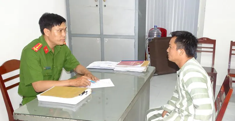 Công an lấy lời khai với đối tượng Văn Hùng. Ảnh: CA