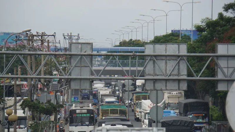 Giao thông ùn ứ kéo dài do vụ tai nạn 