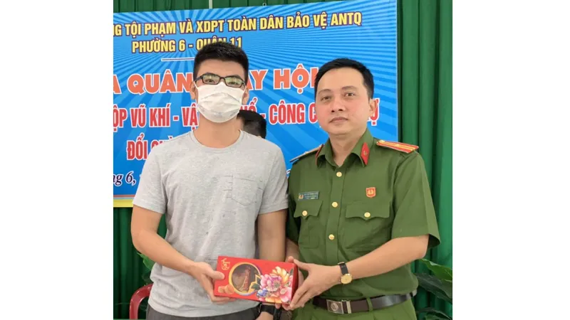 Người dân giao nộp vũ khí được tặng những phần quà. Ảnh: CA