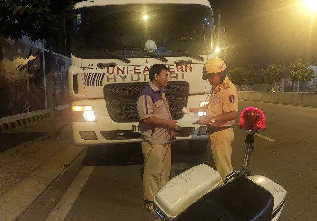 CSGT kiểm tra ô tô vận chuyển hàng hóa. Ảnh: CA