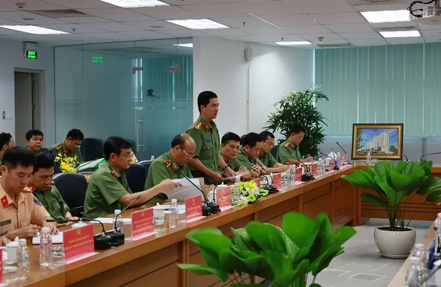 Thượng tá Thái Thanh Xuân – Trưởng phòng Tham mưu Công an TPHCM báo cáo tại buổi làm việc