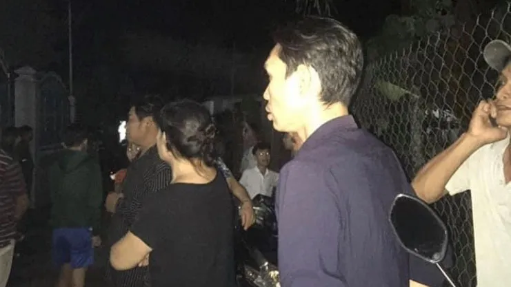 Người dân theo dõi vụ việc 