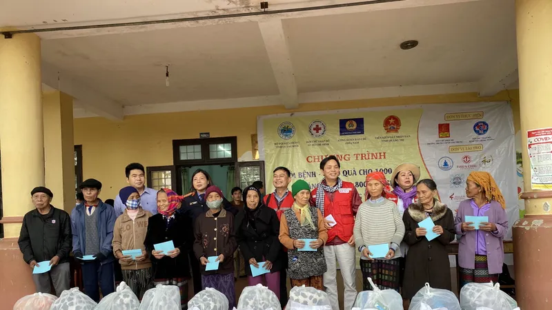 Trao 1.800 phần quà cho đồng bào vùng lũ 2 tỉnh Quảng Bình, Quảng Trị