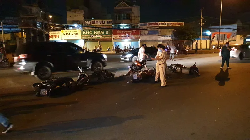 Công an tại hiện trường. Ảnh: CHÍ THẠCH 