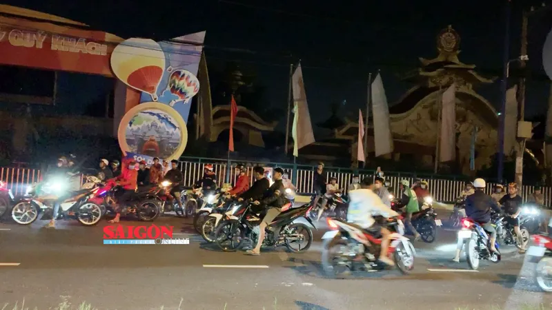 Các "quái xế" tụ tập “quậy” đua xe náo loạn ở khu vực Suối Tiên, quận 9. Ảnh: CHÍ THẠCH 